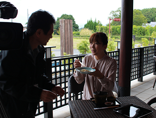 奈良テレビ　藤井日菜子さん　飛鳥彩瑠璃の丘天極堂　葛もちを食べる