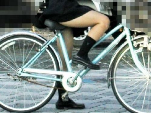 【盗撮画像】ミニスカ女子高生が自転車に乗ると太ももパンチラ見放題 39枚 No.26