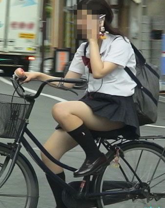 純白パンティも見えちゃうJKの自転車通学画像 41枚 No.41