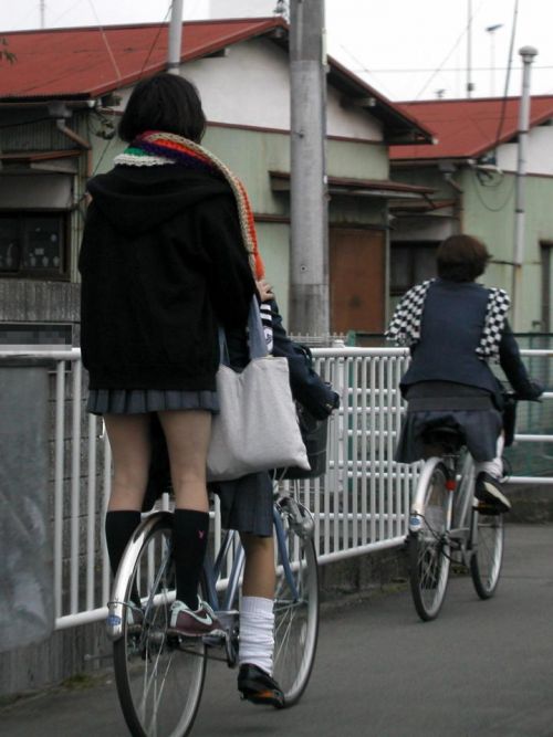 【盗撮画像】ミニスカJKが自転車通学すると当然パンチラしまくるよな 41枚 No.6