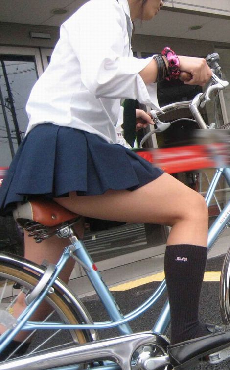 【盗撮画像】ミニスカJKが自転車通学すると当然パンチラしまくるよな 41枚 No.11
