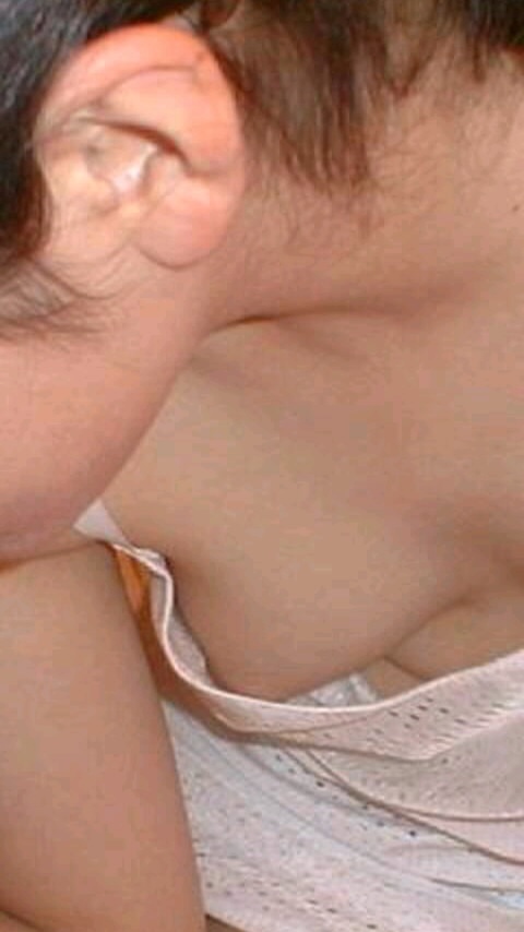 【胸チラ盗撮画像】素人女性の乳首がポロリしちゃってるんだがwww 38枚 No.16