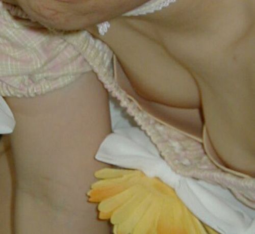 【胸チラ盗撮画像】素人女性の乳首がポロリしちゃってるんだがwww 38枚 No.17