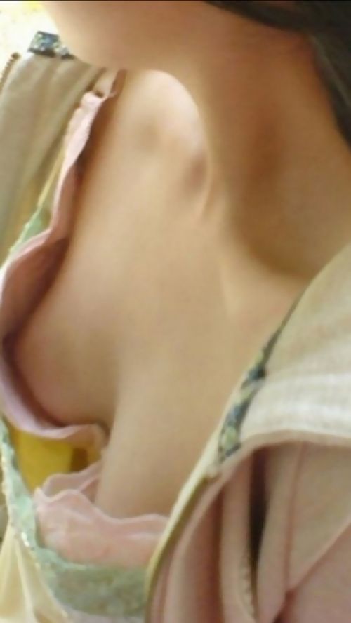 【胸チラ盗撮画像】素人女性の乳首がポロリしちゃってるんだがwww 38枚 No.18