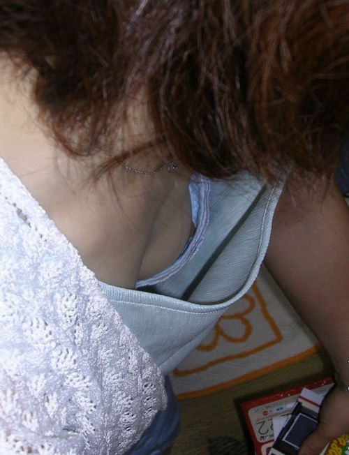 【胸チラ盗撮画像】素人女性の乳首がポロリしちゃってるんだがwww 38枚 No.19