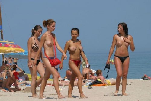 ヌーディストビーチでご機嫌な外人の全裸盗撮画像 37枚 No.12