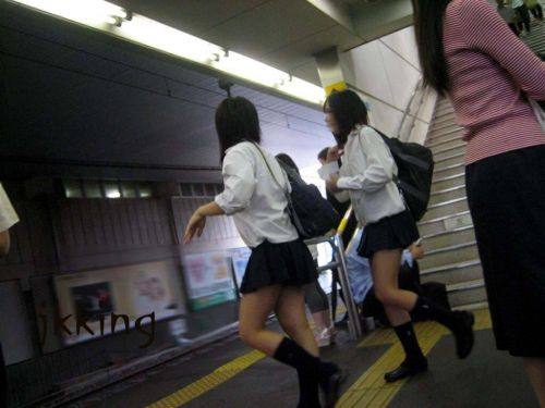 【エロ画像】電車通学中のJKが太もも見せつけてきてエロ過ぎ！ 35枚 No.15