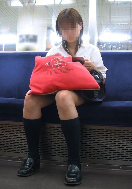 【エロ画像】電車通学中のJKが太もも見せつけてきてエロ過ぎ！ 35枚 No.28