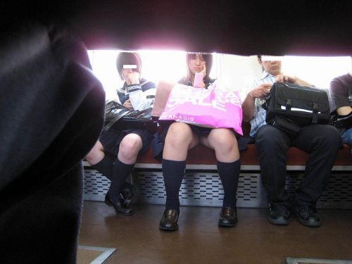 【エロ画像】電車通学中のJKが太もも見せつけてきてエロ過ぎ！ 35枚 No.34
