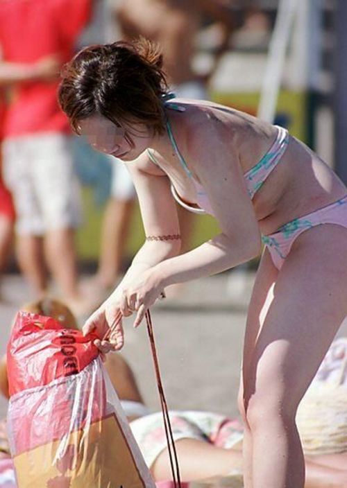 ビーチでさわやかに遊んでる女の子の水着おっぱいを盗撮した画像 35枚 No.8
