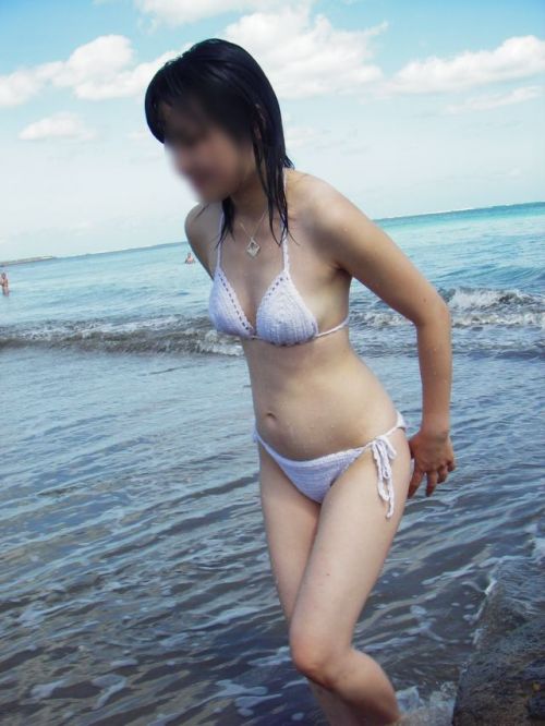 ビーチでさわやかに遊んでる女の子の水着おっぱいを盗撮した画像 35枚 No.12