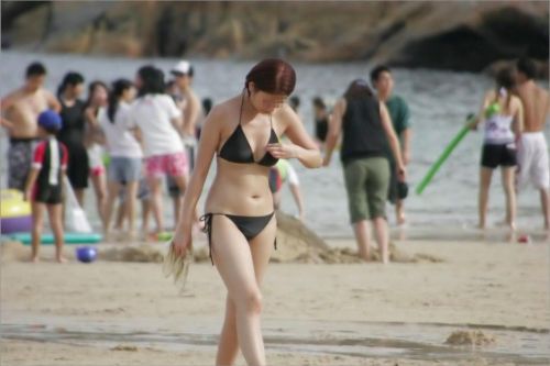 ビーチでさわやかに遊んでる女の子の水着おっぱいを盗撮した画像 35枚 No.26