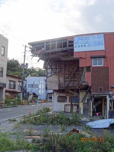 富岡駅前当時のまま放置された家屋2
