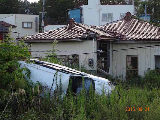 富岡駅前津波で倒壊した家屋と車2
