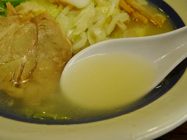 ８番らーめん　駅西本町店　野菜ラーメン　塩味　スープ